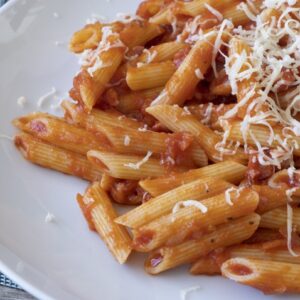 Macarrones con tomate, atun y queso